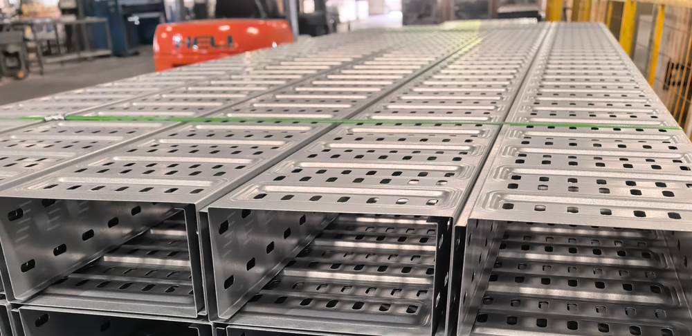 Stamped stiffening ribs on a perforated cable tray base